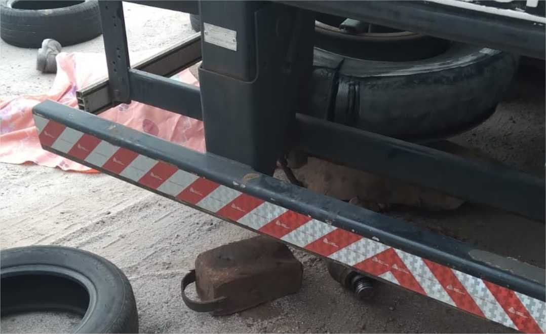 Borracheiro de 52 anos morre esmagado por carreta após troca de pneu