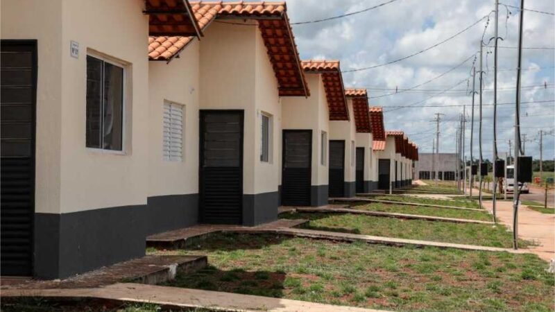 Governador e primeira-dama entregam casas populares, inauguram mirante e assinam ordens de serviço em Jaciara e Novo São Joaquim