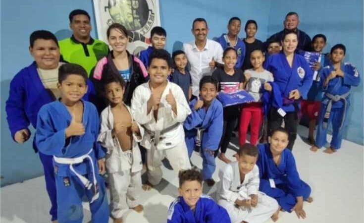 Vereador Sargento Joelson doa kimonos para projeto de Jiu-Jitsu