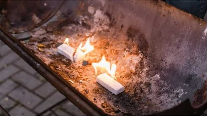 Como fazer um acendedor de fogo caseiro de graça?