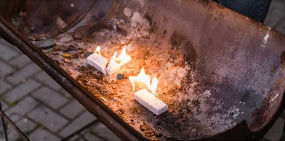 Como fazer um acendedor de fogo caseiro de graça?