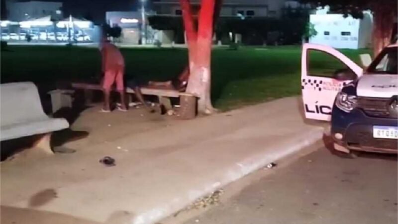 Morador de rua é brutalmente espancando com uma pedra por dois criminosos