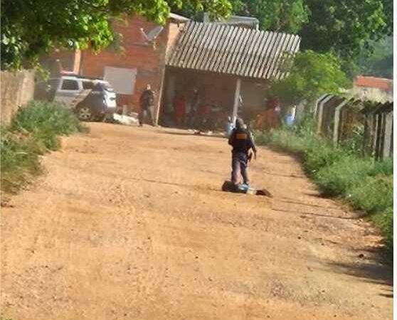 Roubo à casa de dentista acaba com um criminoso baleado em confronto e dois comparsas presos