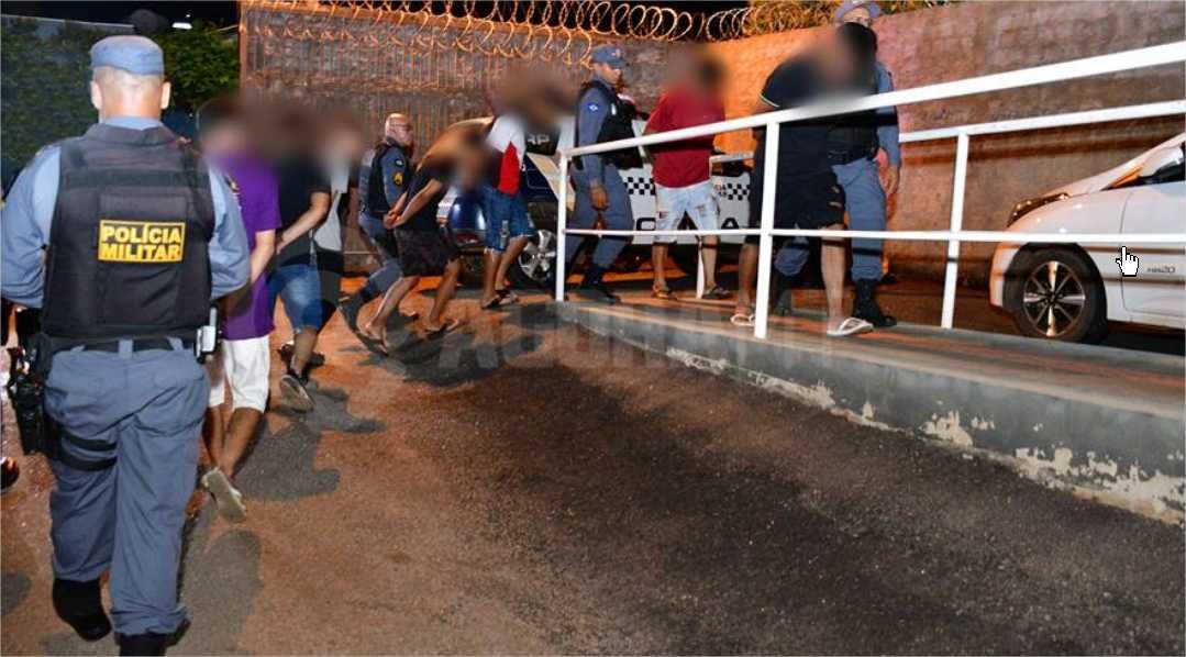 PM prende seis maiores, apreende dois menores e oito motos durante ação contra ‘rolezeiros’ em Rondonópolis