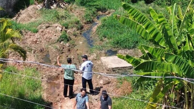 Moradores do Santa Rosa sofrem com esgoto a céu aberto, escuridão e matagal