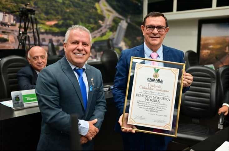 “Feliz em fazer parte desse momento”, ressalta presidente ao entregar título ao vereador Demilson