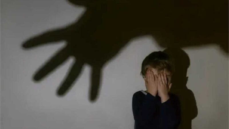 Mãe é presa ao ser flagrada por populares espancado a filha com cabo de vassoura