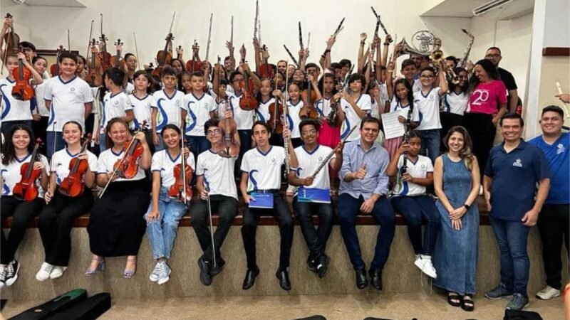Thiago Silva destina recursos e entrega instrumentos musicais para o Instituto Ciranda