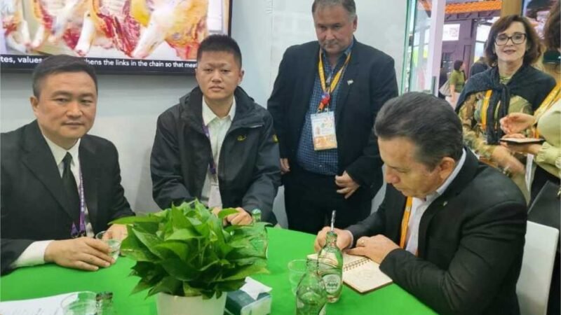 Governador se reúne com agência sanitária e multinacional chinesa