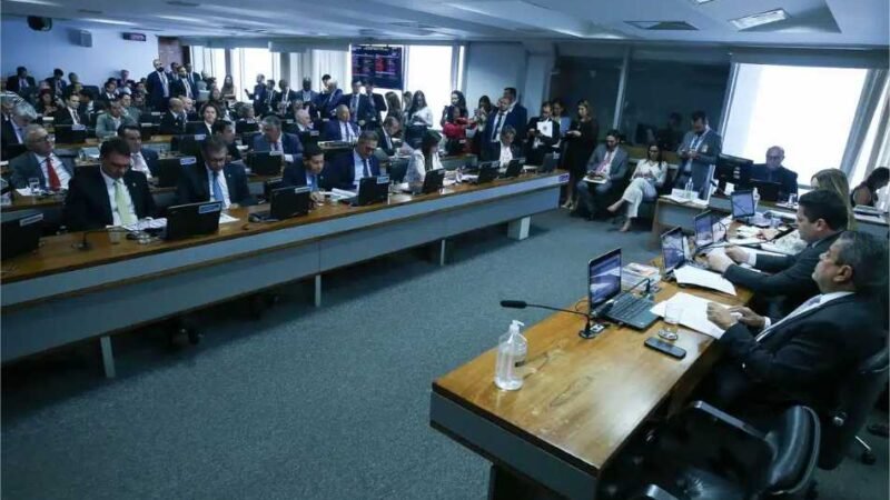 CCJ do Senado aprova PEC que proíbe militares da ativa se candidatarem