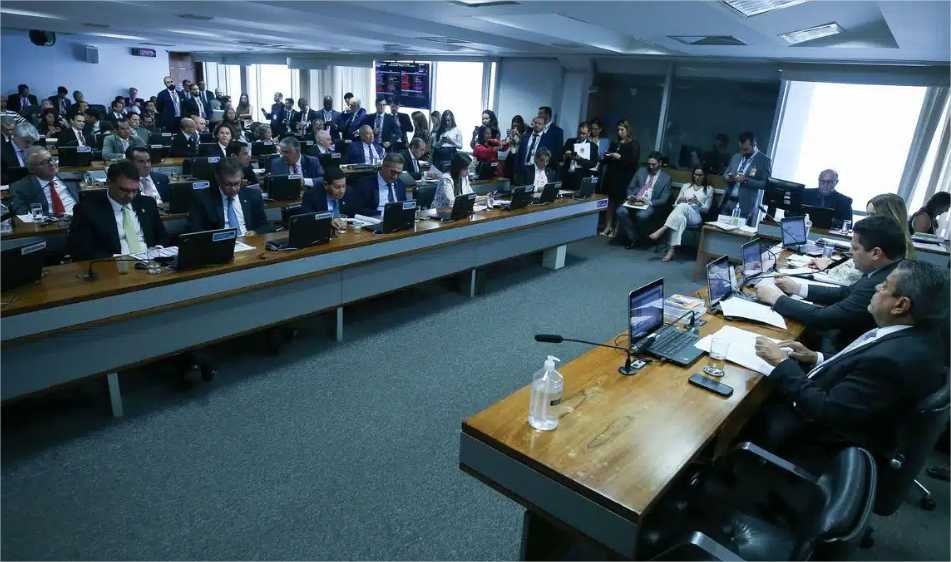 CCJ do Senado aprova PEC que proíbe militares da ativa se candidatarem