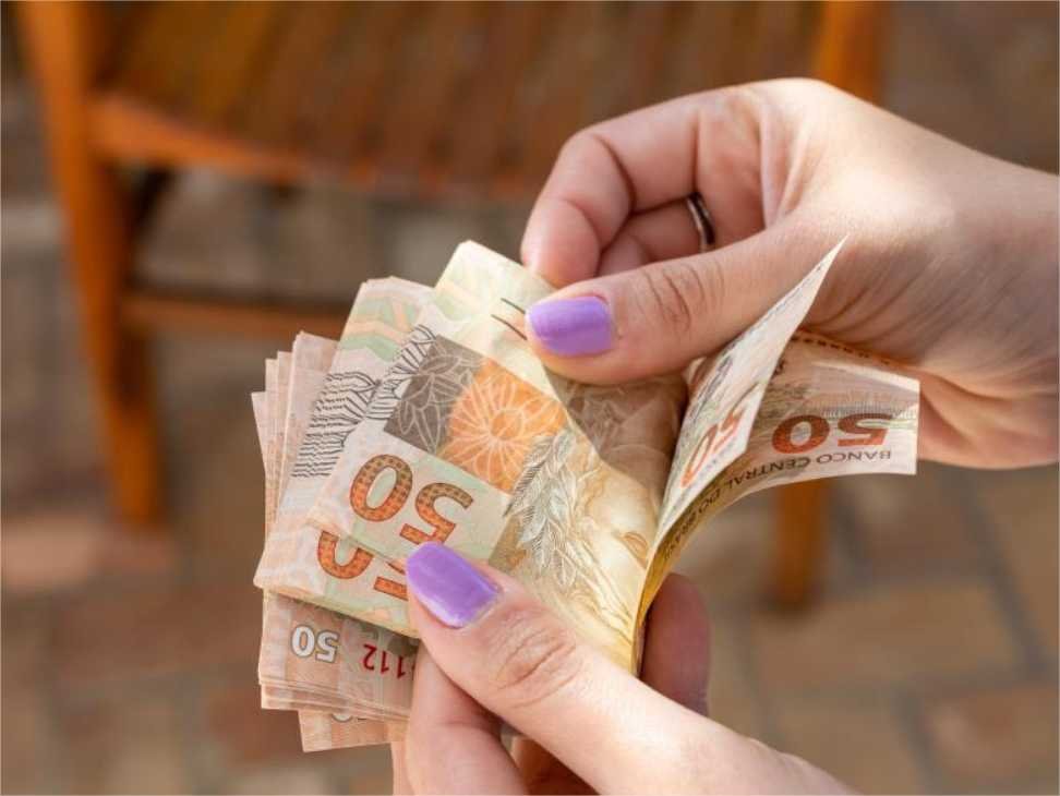Empresas têm até quinta (30) para pagar 13º salário; horas extras entra no cálculo