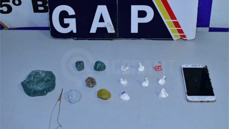 Polícia Militar prende homem vendendo droga em praça pública