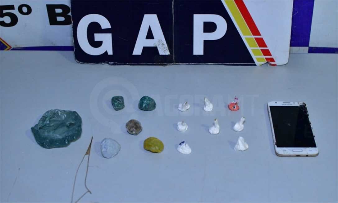 Polícia Militar prende homem vendendo droga em praça pública