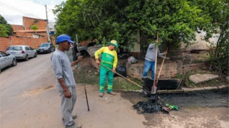 Equipes da Secretaria de Obras realizam limpeza de bueiros em Cuiabá