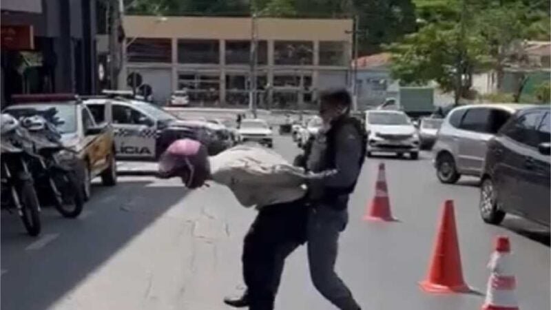 Motociclista que teve veículo apreendido em blitz é acusado de participar de plano para matar PM