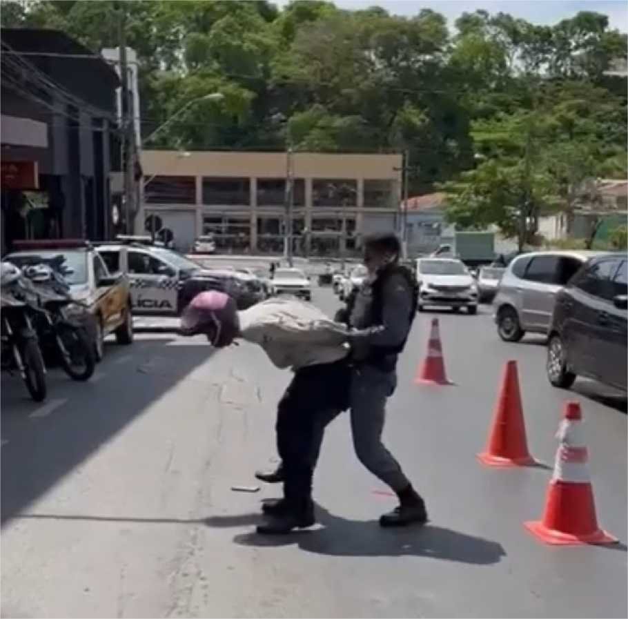 Motociclista que teve veículo apreendido em blitz é acusado de participar de plano para matar PM