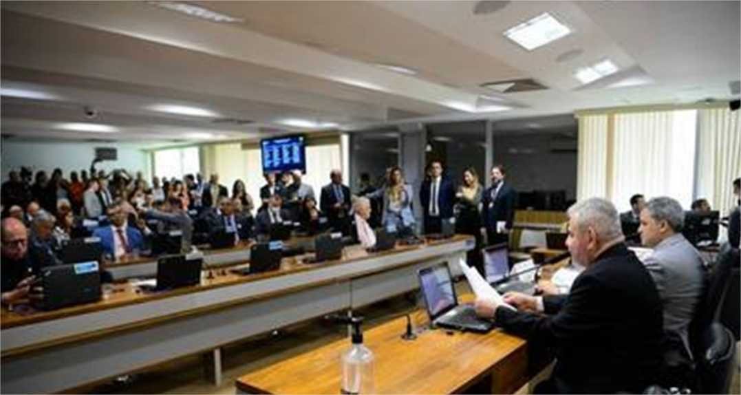 Comissão do Senado aprova taxação dos super-ricos; entenda