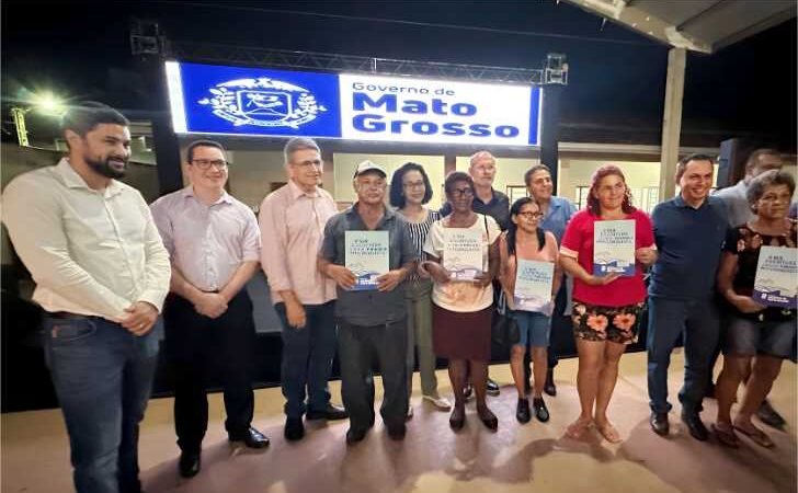 Governo entrega títulos definitivos para 160 famílias do 1º de Março: “É um presente que esperei por 34 anos”, afirma moradora