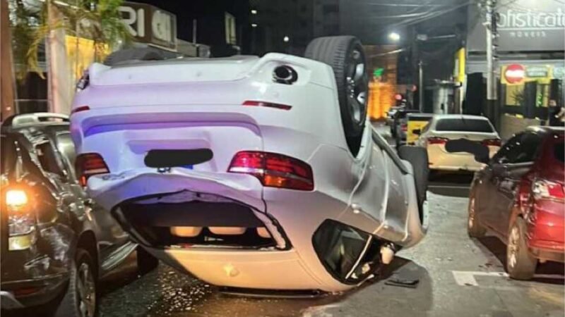 Motorista capota BMW na Praça Popular e é preso pela PM;veja vídeo
