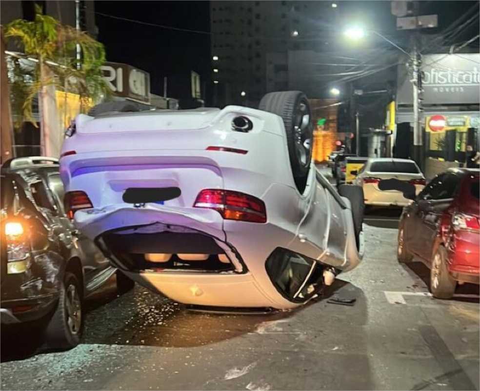 Motorista capota BMW na Praça Popular e é preso pela PM;veja vídeo
