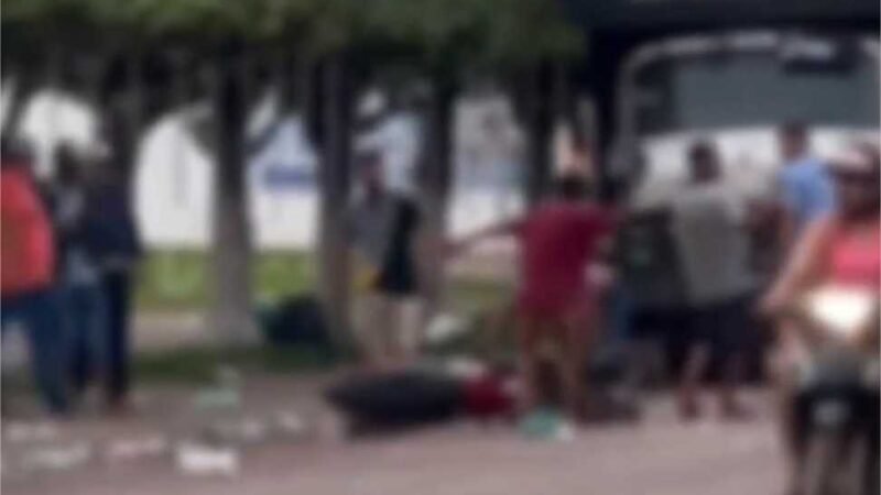 Homem leva capacetadas e chutes durante briga generalizada em MT; veja vídeo