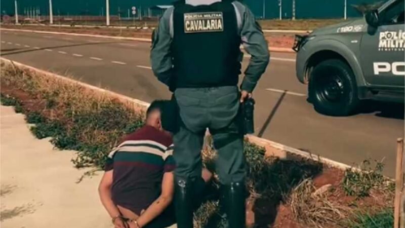 Três motoqueiros são presos depois de flagrados fazendo manobras e rachas em avenida; veja vídeo