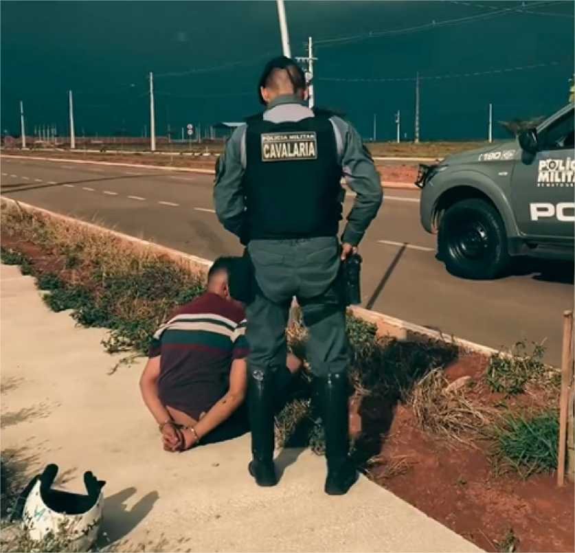 Três motoqueiros são presos depois de flagrados fazendo manobras e rachas em avenida; veja vídeo