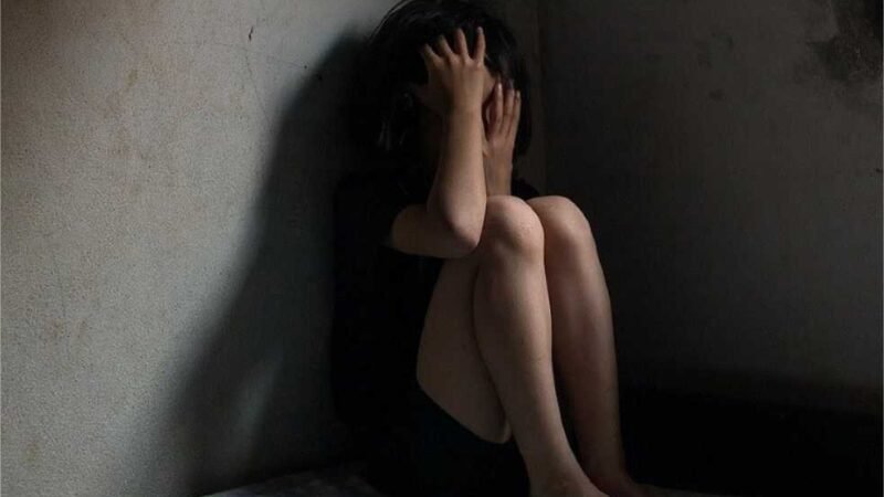 Ex-padrasto de 66 anos é preso acusado de abusar de adolescente que ajudou a criar