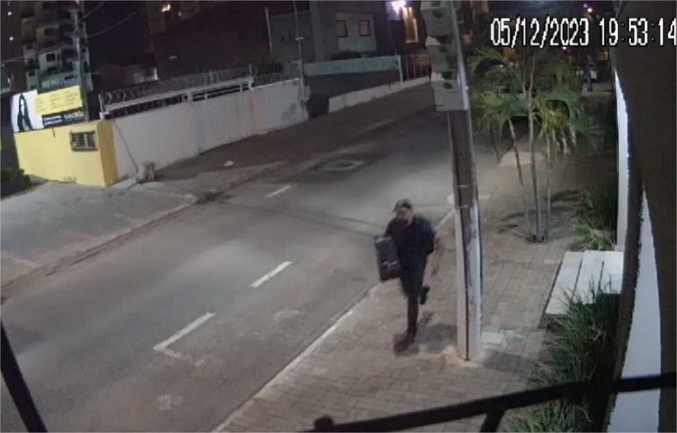 Vídeo mostra criminoso que matou advogado com 10 tiros fugindo da cena do crime; veja