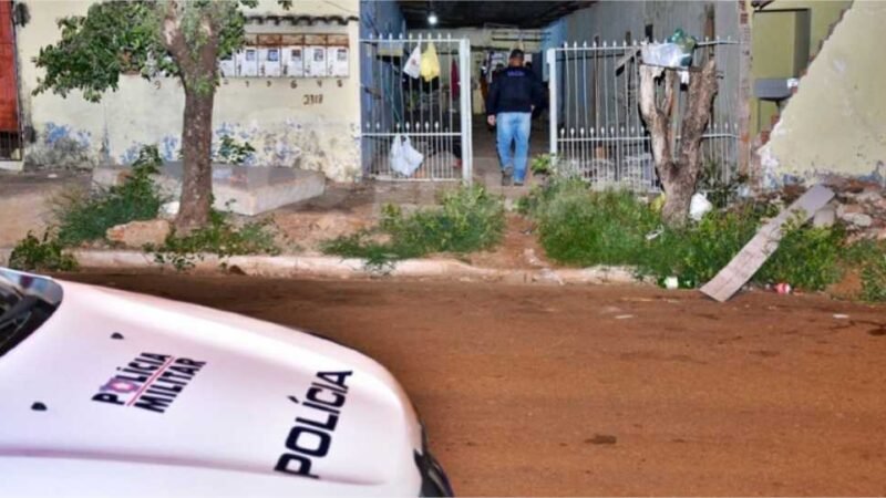 Criminosos chamam jovem na porta de quitinete e atiram 4 vezes contra ele