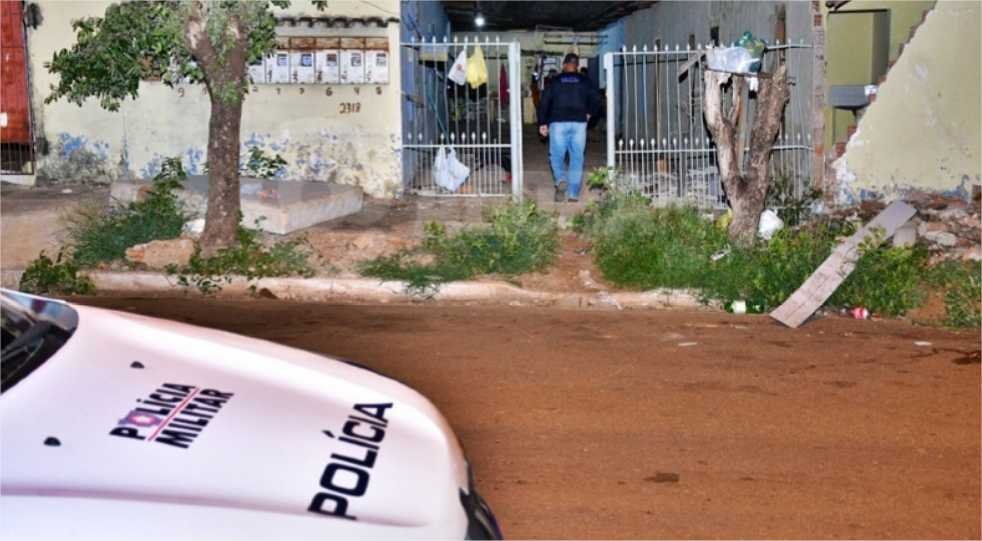 Criminosos chamam jovem na porta de quitinete e atiram 4 vezes contra ele