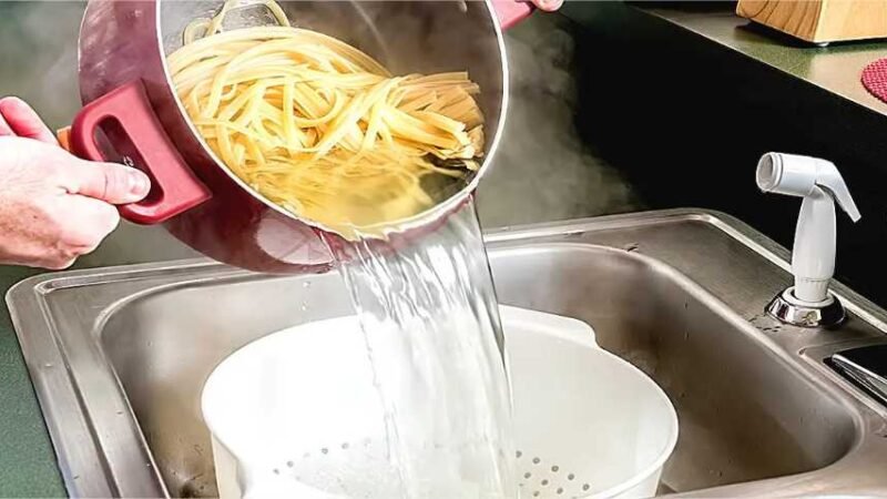 Por que é importante não jogar a água do macarrão na pia?