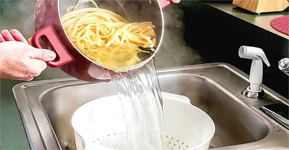 Por que é importante não jogar a água do macarrão na pia?