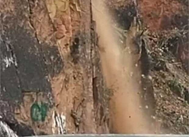 Motorista flagra paredão desmoronando e desiste de pegar a MT-251 para Chapada;Veja video