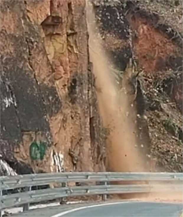 Motorista flagra paredão desmoronando e desiste de pegar a MT-251 para Chapada;Veja video