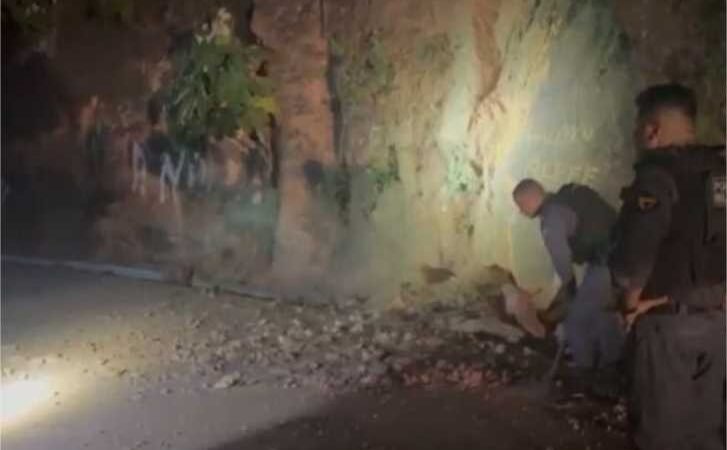 Novo pedaço de ‘rocha’ despenca e quase atinge carro na estrada de Chapada; veja vídeo