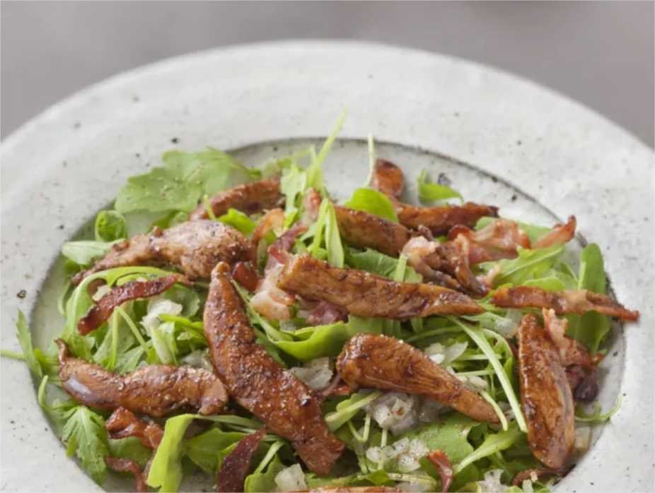 Deliciosa receita: salada quente de rúcula com frango e bacon