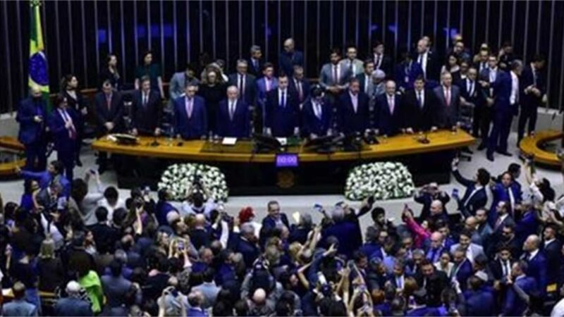 Depois de mais de 30 anos de discussão, Congresso promulga texto da reforma tributária