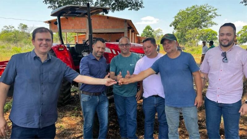 Thiago Silva entrega patrulha mecanizada para comunidade de Poxoréu