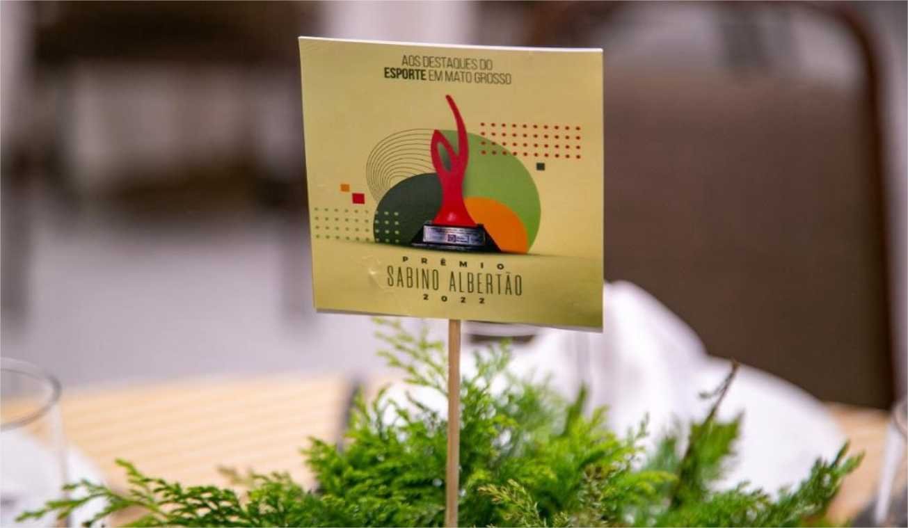 Prêmio reconhece trajetória de profissionais do esporte