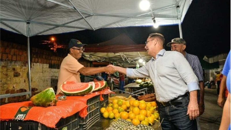 Feirantes recebem barracas para alavancar agricultura familiar