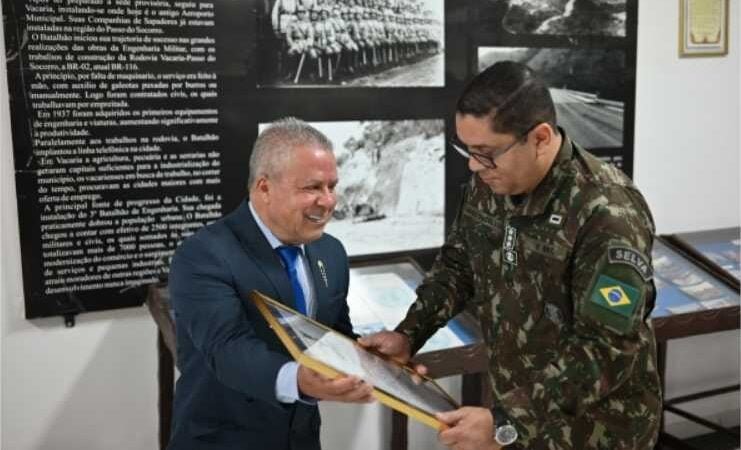 Presidente Chico 2000 homenageia comandante do 9º BEC com título de Cidadão Cuiabano
