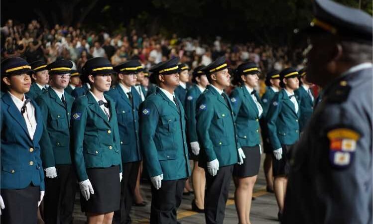 Polícia Militar realiza formatura de 519 alunos das Escolas Tiradentes de Cuiabá e Várzea Grande