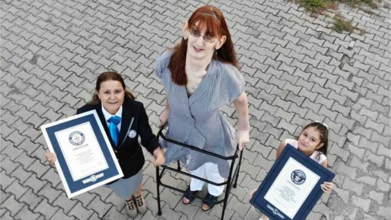 Com 2,15m, turca entra para o Guinness como mulher mais alta do mundo