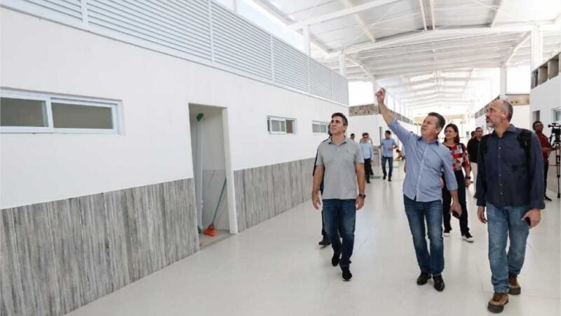 Governador vistoria obras de nova escola estadual: “É uma revolução em termos de conceito, qualidade e infraestrutura”