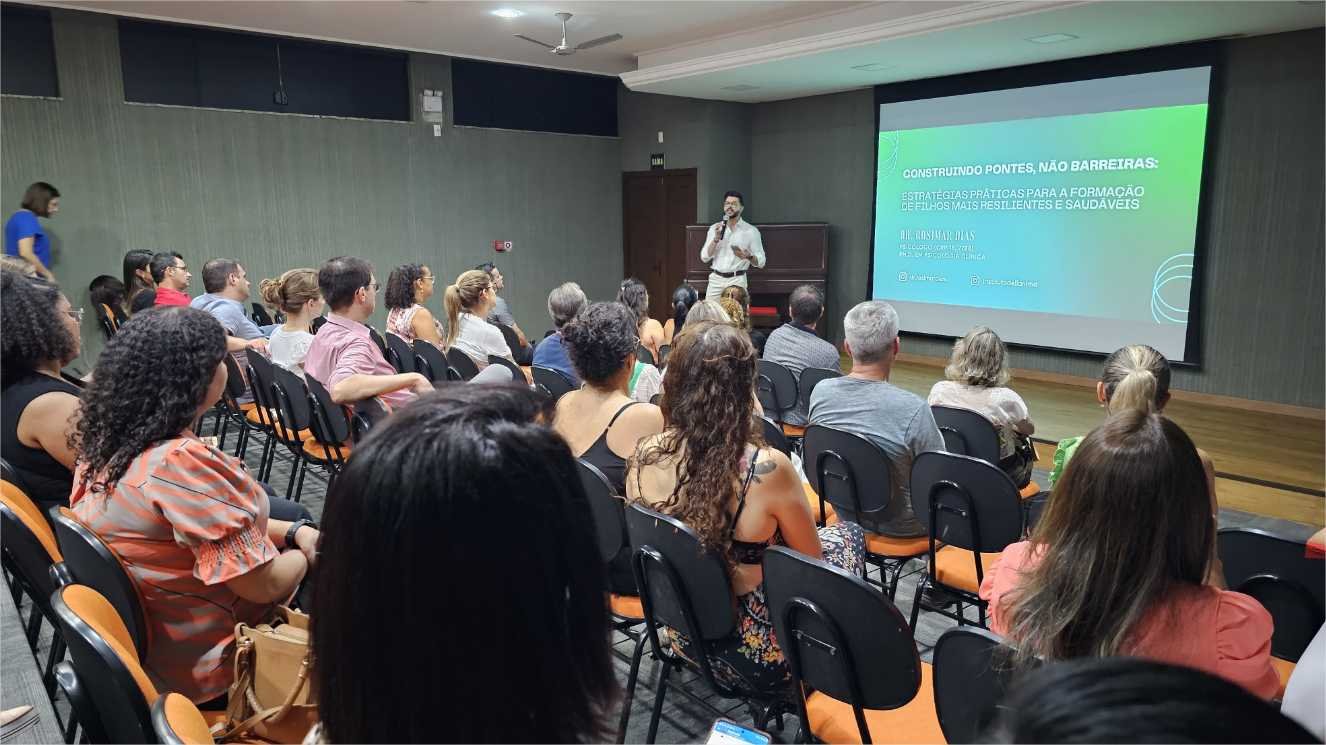 Pais de alunos participam de palestra com psicólogo visando a formação de filhos mais saudáveis