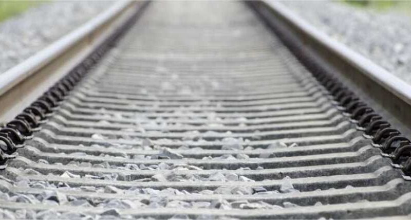 Para que servem as pedras nos trilhos dos trens?