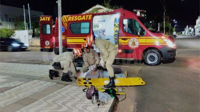 Motociclista fica ferido após condutora invadir preferencial e atingir veículo
