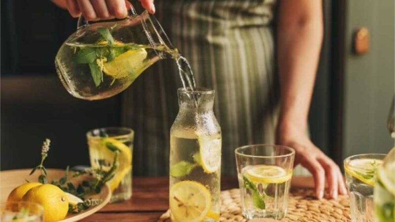 Água com limão: 5 vantagens que o consumo garante à saúde